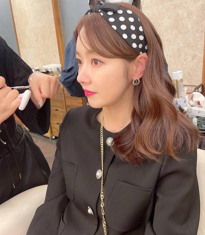 Actor So Yi-hyun has released a new photo.On the afternoon of the 11th, So Yi-hyun posted a picture on his instagram with an article entitled I do not want to go back to the photo album.So Yi-hyun in the photo is wearing a black costume and getting makeup in the waiting room. His beauty, who gave a point with a black polkadot headband, draws attention.On the other hand, So Yi-hyun, who was born in 1984 and is 38 years old, married In Gyo-jin, who is 4 years old in 2014, and has daughters Ha-eun and So-eun.Photo: So Yi-hyun Instagram