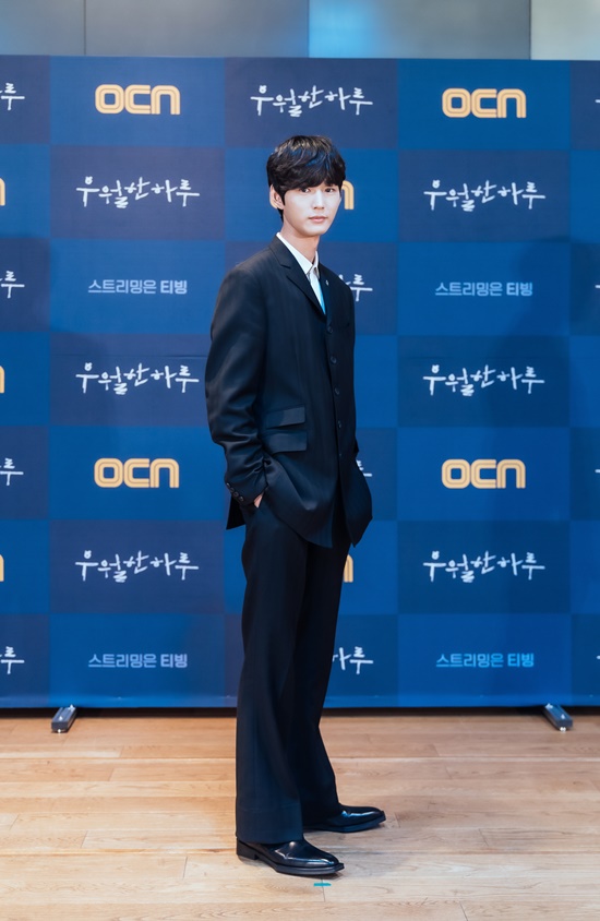 Actor Lee Won-keun plays Top Model in his first villain through a superior day.On the 11th, OCNs new drama a superior day online production presentation was held.On this day, director Cho Nam-hyung, Jin Goo, Lee Won-keun and Lim Hwa-young attended the production presentation and talked about the drama.Ha Do-kwon did not attend the production presentation due to the confirmation of Corona 19.A Superior Day (playplayplay by Lee Ji-hyung/director Cho Nam-hyung/planning studio Dragon/produced Eywillmedia) is a 24-hour runaway thriller in which only the most superior survives, with the most common man having to kill a serial killer next door to save his kidnapped daughter.In addition to the fact that a superior day is the third webtoon original drama by OCN, Jin Goo (Ho-Chul Lee), Ha Do-kwon (Bae Tae-jin) and Lee Won-keun (Kwon Si-woo) are expected to join together.Lee Won-keun is divided into the role of art killer Kwon Si-woo who believes that he is superior to anyone in the world.Lee Won-keun, who played Top Model in his first villain through a superior day, said, If I have been laughing and playing warm roles so far, the opposite Feelings have come to me attractively.The writing itself is so funny and it is happening in Haru, so it is fast. It is excellent compared to any script. About the original webtoon, Lee Won-keun said, When I first said that I was dramatizing, I knew that I knew and saw the work.I did not make any reference to it while taking a complete note, but I referred to those parts because it is similar in expressing the contents and characters of Webtoon. Lee Won-keun caught the eye by revealing he had lost weight for the role of a psychopath serial killer.Lee Won-keun said: I was wondering how I could look more vicious and worse: I was very concerned with laughing or tone of voice, unlike my previous works.I thought I wanted to hear the cheap Feelings laughing, he said. I was dry because I thought I wanted to look thin before shooting, but I lost a lot of weight.So I think that the vicious and cheap Feelings did not live more. Jin Goo, who also shared his breathing with the sub-committee, said, When I first met my senior, I was in love with the rainbow.I was really scared when I was ambassador to Hado Kwon, but I was really scared, he said. I did not mix blood, but I made it as fun as my brother.As for Jin Goo, he said, The first entertainer I saw when I was in the entertainment industry is Jin Goo, and I am new to work with him this time.a superior day will be broadcasted at 10:30 pm on the 13th.Photo: OCN