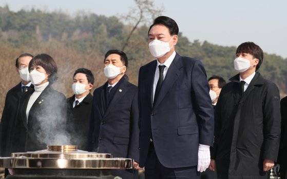 윤석열 대통령 당선인이 10일 서울 동작구 국립서울현충원을 참배하고 있다. 국회사진기자단