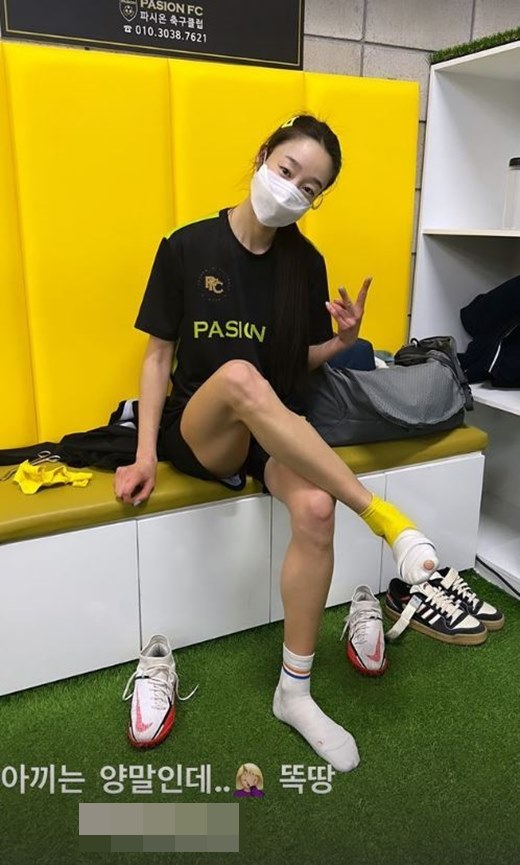 Actor Choi Yeo-jin showed an extraordinary affection for soccer.Choi Yeo-jin posted a picture on his Instagram story on the 12th with an article entitled I am sick of my favorite socks.The photo showed Choi Yeo-jin posing V in the camera in The Holenan socks.Choi Yeo-jin, who is wearing a workout suit, captivates her gaze by revealing her solid thigh muscles.In addition, he posted a close-up picture of his socks and laughed by adding socks of actresses.Meanwhile, Choi Yeo-jin is appearing on SBS entertainment program Should Beating Their Season 2.