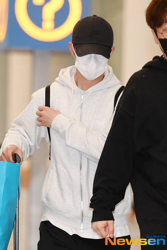 EXO (EXO) member EXO D.O. (D.O.) arrives after completing his personal schedule through the second passenger terminal at Incheon International Airport in Unseo-dong, Jung-gu, Incheon, on the afternoon of March 12.