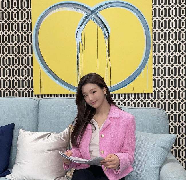 Actor Lee Se-hee has unveiled a fresh spring fashion.On the afternoon of the 12th, Lee Se-hee posted a picture through his instagram. Lee Se-hee posted only pictures without saying anything, but the meaning of a picture was great.Wearing a fresh pink tweet jacket under a large heart painting, Lee Se-hee stares at the camera with a distinctive fresh smile.Lee Se-hee is currently playing the role of Park Dan Dan in KBS2TV drama gentleman and young lady (played by Kim A Home with a View and directed by Shin Chang-suk) and has collected topics by creating three kinds of thrilling words for the male protagonist Lee Young-guk (played by Ji Hyun-woo).The netizens responded with a lot of reactions such as Do you go back to Lee Young-guks house and Can you expect a reunion?Meanwhile, Lee Se-hee debuted in 2015 with Na Yoon-kwons music video Dream of 364 Days, currently starring KBS2TV drama Gentleman and young lady (playplayplayed by Kim A Home with a View and directed by Shin Chang-suk).Lee Se-hee Instagram