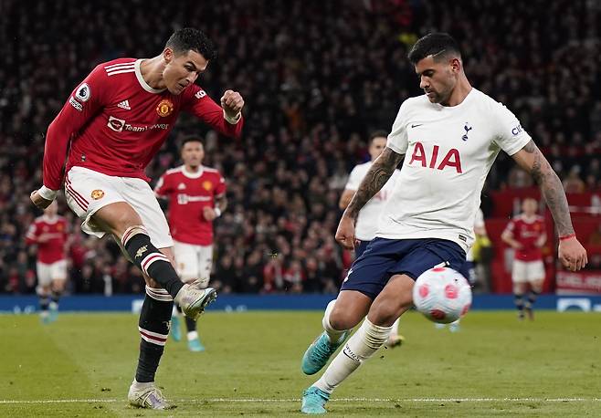 크리스티아누 호날두(왼쪽)가 13일 토트넘과 벌인 잉글랜드 프로축구 프리미어리그 홈경기에서 슛팅을 시도하는 모습./EPA 연합뉴스