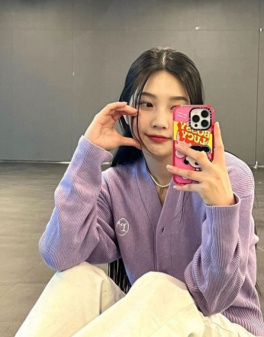Group Red Velvet member and actor Joey (real name Park Soo-young and 26) has emanated a provocative charm.Zoe posted several photos on her Instagram account on Wednesday, along with heart emojis.The photo showed Joey sitting on the sofa and taking various postures, and she wore a light purple cardigan on her half-packed head to save her adorability.Here, I added a sexy feeling with wide pants added to it.Meanwhile, Joey has been in public relationship with singer-songwriter Crush (real name Shin Hyo-seop and 30) since August last year.