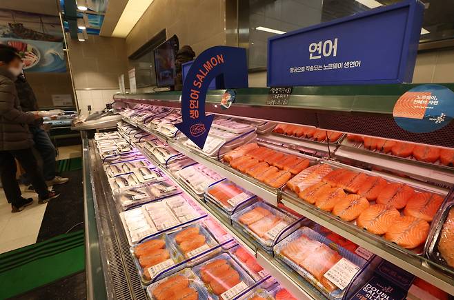 서울 시내 한 대형마트에서 판매 중인 연어 매대.