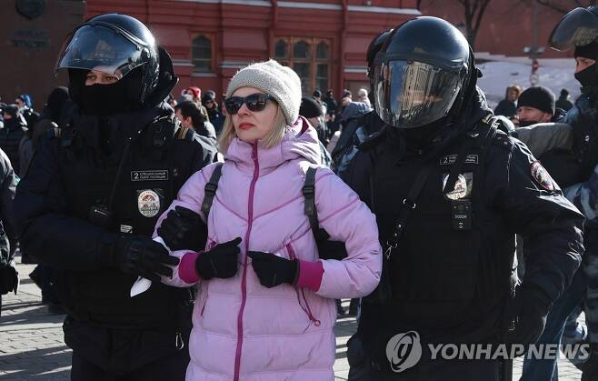 6일(현지시간) 모스크바에서 반전 시위에 참가하다 체포된 여성 [타스 연합뉴스 자료사진. 재판매 및 DB 금지]