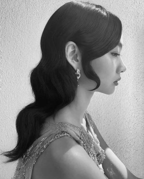 Model and Actor HoYeon Jung flaunted her slender figureHoYeon Jung posted a picture on his 14th day of his instagram saying Never ending Squid Game Magic.The picture shows HoYeon Jung, who has turned into a beautiful goddess. HoYeon Jung, staring at the camera.She then wore a colorful golden style dress and perfected her own stylishness.In this process, HoYeon Jung boasts a mannequin body such as a slender palline.In addition, HoYeon Jungs black and white goddess is showing off, and the figure boasting the perfect side line with the allure is focused at once.Meanwhile, the Netflix drama Squid Game won the Best Foreign Language Series Award and Actor Lee Jung-jae won the Best Actor Award in the drama category, with the 27th Critics Choice Awards held in Los Angeles, USA.