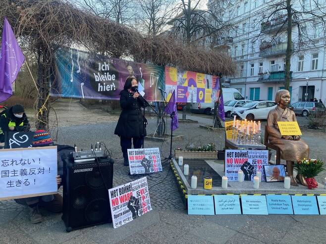 지난 1일 코리아협의회 산하 일본군위안부행동(AG Trostfrauen)이 독일 베를린시 미테구 ‘평화의 소녀상’ 앞에서 개최한 ‘페미니스트 반식민지 저항 집회’에서 한정화 대표가 발언하고 있다. 한주연 통신원