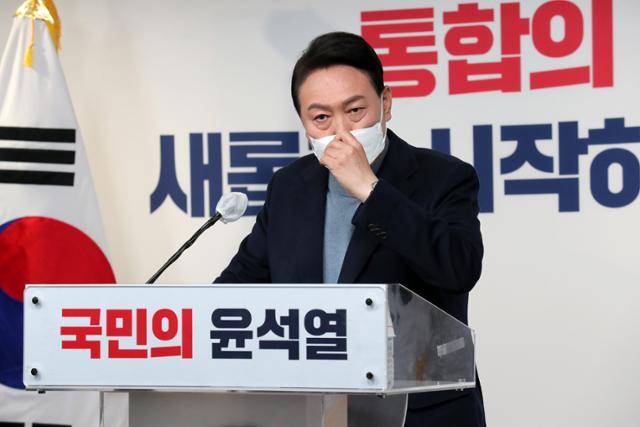 윤석열 대통령 당선인이 13일 서울 여의도 국민의힘 당사에서 대통령직인수위원회 위원장 및 부위원장 인선결과를 발표하고 있다. 뉴스1
