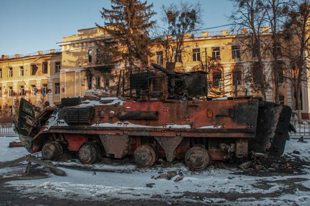 11일 우크라이나 하르키우에 러시아군 전차가 파괴된 채 놓여있다. 하르키우=EPA 연합뉴스