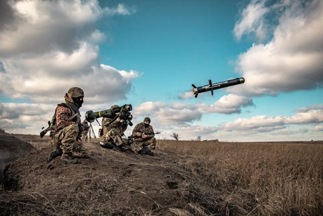 지난해 12월 23일 우크라이나 군인들이 미국산 재블린 대전차 미사일 발사 훈련을 하는 모습. AP 연합뉴스