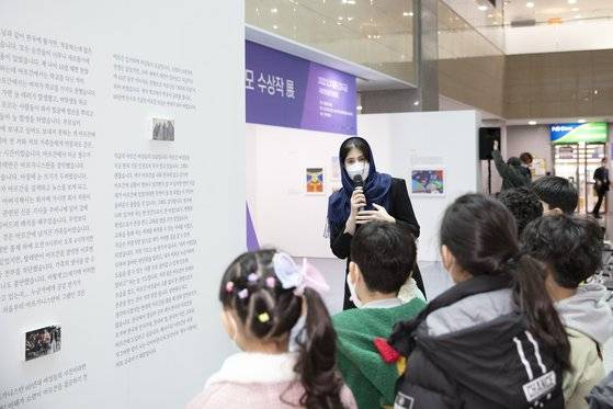지난달 21일 압둘 나히드가 국회의원회관에서 열린 세계시민포럼 〈우리는 온 아이들〉기획전에서 고국을 다룬 자신의 작품을 설명하고 있다. 사진 세계시민포럼 제공