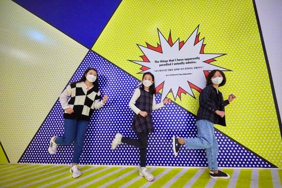 연규원 학생모델·김채원·이수정 학생기자(왼쪽부터)가 미국의 팝아트를 대표하는 로이 리히텐슈타인의 작품 세계를 만나기 위해 ‘로이 리히텐슈타인展: 눈물의 향기’ 전시장을 찾았다.