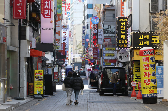 지난달 외식 물가가 13년 만에 가장 높은 상승률을 나타냈다. 통계청의 소비자물가조사에 따르면 지난달 외식물가 지수는 107.39로 1년 전보다 6.2% 상승했다. 이는 2008년 12월(6.4%) 이후 13년2개월 만에 가장 큰 상승 폭이다.  사진은 서울 종로구의 한 거리에 보이는 음식점 전광판./사진= 뉴스1