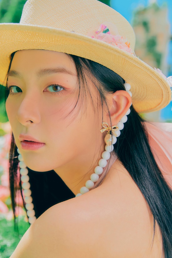 The group Red Velvet heralded the charm of the pale-colored vocals.Red Velvet released a personal teaser image of his new mini album The ReVe Festival 2022 - Feel My Rhythm (The Reeve Festival 2022 - Phil My Rhythm) Seulgi and Joy through various SNS accounts on the 15th.Seulgi and Joys bright visuals, which have transformed into a new song atmosphere in the open personal teaser, are getting a good response.Rainbow Halo (Rainbow Halo) is an R&B pop dance song featuring a clap sound that is restrained over a groovy bass and a soft and soft bell sound, and Red Velvets languid and dreamy vocals double the charm of the song.In addition, the new song Beg For Me (Beg For Me) is an R&B pop dance song that expresses the skillful control over the opponent who begs everything to himself. The strange tension of the chic vocals unfolding like a push along the development of rhythmic and dynamic songs is attractive.In addition, this album contains six songs with various charms including the title song Phil My Rhythm, which is expected to attract high interest from music fans.On the other hand, Red Velvets new mini album The Reeve Festival 2022 - Phil My Rhythm will be released on various music sites at 6 pm on the 21st and will be released on the same day.Photo: SM Entertainment