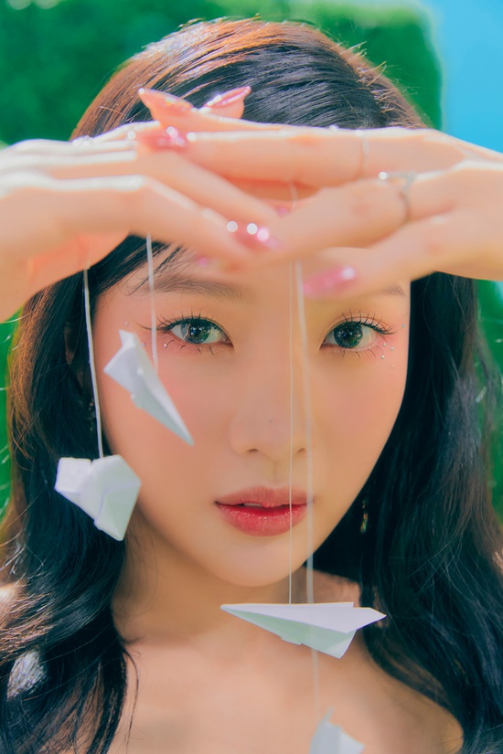 The group Red Velvet heralded the charm of the pale-colored vocals.Red Velvet released a personal teaser image of his new mini album The ReVe Festival 2022 - Feel My Rhythm (The Reeve Festival 2022 - Phil My Rhythm) Seulgi and Joy through various SNS accounts on the 15th.Seulgi and Joys bright visuals, which have transformed into a new song atmosphere in the open personal teaser, are getting a good response.Rainbow Halo (Rainbow Halo) is an R&B pop dance song featuring a clap sound that is restrained over a groovy bass and a soft and soft bell sound, and Red Velvets languid and dreamy vocals double the charm of the song.In addition, the new song Beg For Me (Beg For Me) is an R&B pop dance song that expresses the skillful control over the opponent who begs everything to himself. The strange tension of the chic vocals unfolding like a push along the development of rhythmic and dynamic songs is attractive.In addition, this album contains six songs with various charms including the title song Phil My Rhythm, which is expected to attract high interest from music fans.On the other hand, Red Velvets new mini album The Reeve Festival 2022 - Phil My Rhythm will be released on various music sites at 6 pm on the 21st and will be released on the same day.Photo: SM Entertainment