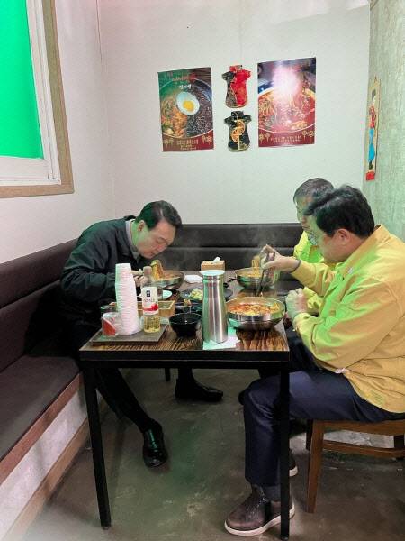 윤석열 대통령 당선인이 지난 15일 오후 경북 울진군 울진읍 한 식당에서 식사하고 있다 (사진=국민의힘)