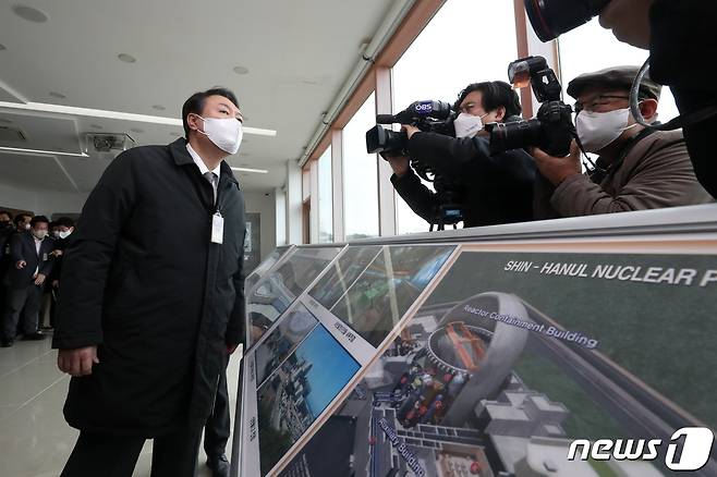 윤석열 대통령 당선인이 후보시절인 자난해 12월29일 경북 울진군 신한울원자력 발전소 전망대를 찾아 건설이 중단된 3,4호기 부지를 살펴보고 있다. 2021.12.29/뉴스1 © News1 이승배 기자