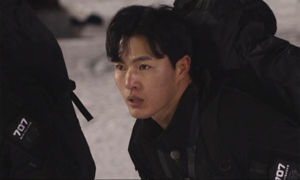 Unfortunately, Channel A entertainment <Steel Unit 2> is showing a lower audience rating and topicality compared to Season 1.The audience rating, which has fallen to the early 3% level, is telling it, and the popularity that was poured into Season 1 is not seen much in Season 2.Instead, there was a controversy over sadism and exposure in the scene of deviating from the beginning of the snowy sub-zero weather and trench fighting, and the controversy over fairness also emerged in the part where the alliance with other teams was formed before the confrontation.The fact that the overly-strength missions were put on the front did not make very good responses, and above all, the sensation that was familiar to some extent through Season 1 and the dramatic story that appeared in the confrontation gave the feeling that the taste was not the first time.But the most unfortunate thing is that there is no character that is as much attention as Season 1, which is serious in that it is actually directly related to the success or failure of the program.Season 1 is good because each of the charming characters such as Park Gun, Hwang Chung Won, and Yoo Jun Seo has a fandom, adding to the voices of self-sustaining support.In many ways, it is a pity season 2, but there is no attractive character in the Steel Unit 2, and by far Dodraji is Lee Ju-yong, the team leader from the 707th unit.He showed a tremendous physicality from the appearance and showed a tremendous effort in trench fighting. He also got the nickname Yong-gun early on.He won first place in the first mission Miniforce team selection match, which was followed by trench battle, and lastly with 100kg log drag.He showed comfort that he could not even move from the 100kg log drag mission to the end of the first place, so he ran to the same 707 team members who were struggling to work hard and said he did his best.Eventually, a dramatic scene was created in which all the team members went out together and pulled the log together and completed the mission.This scene was not just a good power, but a part of Lee Ju-yongs leadership and judgment ability to lead the team members as a team leader.Lee Ju-yongs leadership shone in the second mission, the occupation of Sulhanji.Confirming that the member of the organization was suffering from hyperventilation, Lee Ju-yong stopped for a while and waited for his breathing to stabilize rather than forcing the sled.Although the information company team had been chasing behind, Lee Ju-yong first thought of stopping and checking the members of the organization rather than thinking of being caught up.Eventually, the 707 team, which started again after a certain degree of stability, was able to win the match against the information company because of Lee Ju-yongs fast judgment ability, and eventually the 707 team won the first place in the mission before the occupation.But this was not the end of the surprise to Lee Ju-yong.Lee Ju-yong also made his debut in the shooting mission, which is a powerful Benefit of the next mission, automatic entry.Surprisingly, there were things that hit the camera in the middle of the target.Lee Ju-yong, who was the last runner in the information company, Lee Dong-gyu, UDT Kwon Ho-je and Special Warrior Choi Yong-joon all showed their outstanding skills, showed 10 points in the first round and showed unique skills in shooting.The most successful team in this Steel Unit 2 is 707. It won both the Miniforce Daewon Line development and the Seolhanji occupation.There was a big role for Yong Lee Ju-yong.Lee Ju-yong, who is not only a leader and a judgement ability but also a shooting skill based on his tremendous power, is a tough one.At least he was the first person the Steel Forces had found, and he was as good as a good actor.