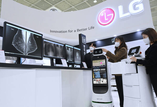 이달 10일 서울 삼성동 코엑스에서 열린 국제의료기기 및 병원설비 전시회인 KIMES 2022의 LG전자 부스에서 관람객이 의료용 모니터와 비대면 의료 환경에 최적화된 LG 클로이 로봇들을 체험하고 있다.