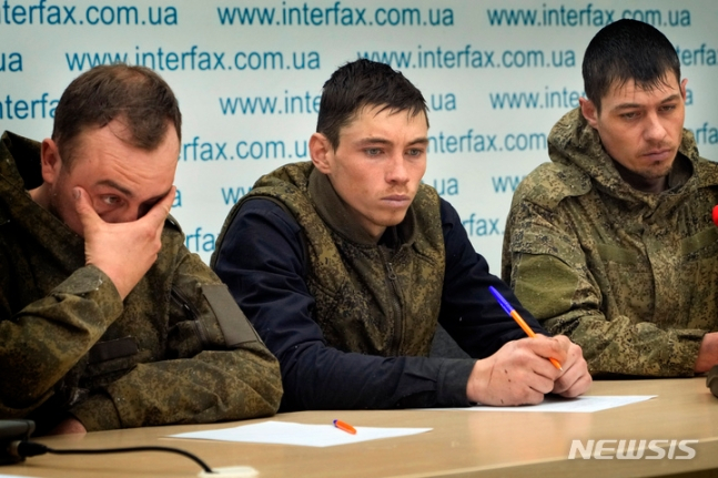 [키이우=AP/뉴시스] 포로로 잡힌 러시아 군인들이 5일(현지시간) 우크라이나 키이우에서 열린 기자회견에서 질문에 답하고 있다. 2022.03.06.