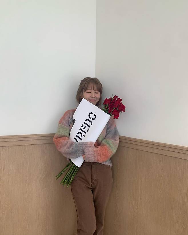 AOA native Park Choa revealed he had received a surprise proposal.Park Choa posted a picture on his 17th day with an article entitled I went to buy perfume and suddenly I got a proposal.Park Choa in the photo is smiling happily with a bouquet of roses presented.Park Choa, who seemed to feel better in a surprise gift, showed off her lovely charm by holding a bouquet of flowers and posing with a charming pose.Meanwhile, Park Choa is appearing on MBCs Surprise: The Secret Room.
