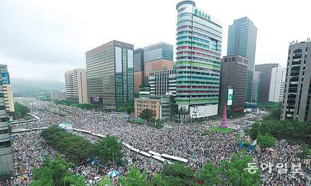 2년 전 광복절에 열린 대규모 집회 모습. 한국 정착의 대다수 시간을 광화문에서 보내며 최근 20년간 한국을 바꾼 생생한 역사의 현장들을 직접 체험할 수 있어 행복했다. 동아일보DB