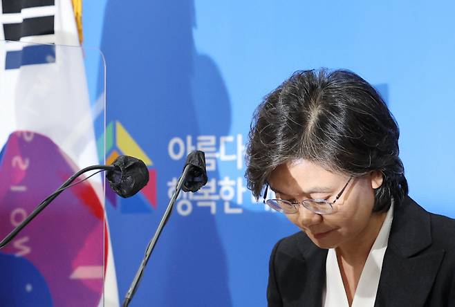 노정희 중앙선거관리위원장이 20대 대통령 선거 본 투표일을 하루 앞둔 지난 8일 경기도 과천 중앙선거관리위원회에서 담화문 발표를 하며 코로나19 확진자 사전투표 혼란과 관련해 사과 인사를 하고 있다. 연합뉴스