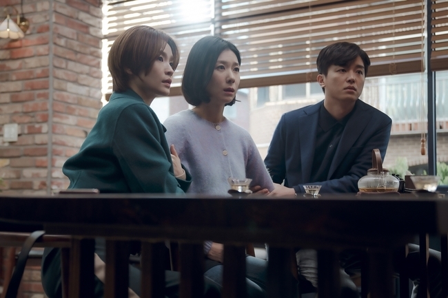 Son Ye-jin makes a major announcement that will surprise former Mido, Kim Ji Hyun and Yeon Woo-jin.From Cha Mi-jo (Son Ye-jin), Chung Chan-young (formerly Mido), Jang Joo-hee (Kim Ji Hyun), Sun-woo Kim (Yeon) in the JTBC drama Thirty, Nine (played by Yoo Young-ah/director Kim Sang-ho/produced by JTBC Studios, Lotte Culture Works) to be broadcast on March 17 Woo-jin) has been exposed to the scene of an emergency call, and an unusual airflow is being detected.In the public photos, Cha Mi-jo, who is heavily sunk, and Chung Chan-young, Jang Joo-hee and Sun-woo Kim, who are rigid, sit facing each other.Cha Mi-jos face, which looks at his friends and lovers, is filled with spleen and sad light, which raises concern.Among them, Jang Joo-hee, who seems to be getting up at any moment, and Chung Chan-young and Sun-woo Kim, who sit by her arms and hold her side, are interesting.In the meantime, the expression of the three people looking at Chamijo is rigid due to the shock, and the tension is Gozo.Then, I catch the figure of Chung Chan-young, Jang Joo-hee, and Sun-woo Kim who flashed their hands in one word of Cha Mi-jo, and the hard will on the faces of the three people, amplifying the curiosity about what the alternative Cha Mi-jo brought out.In the previous 7th, they painted the images of those who faced uncomfortable truths and gave a shocking ending.The situation of the characters who felt the feeling of daggering in front of the unthinkable truth gave a sad feeling.Especially, Cha Mi-jos situation came as a great shock when she heard the news of her birth mother from Jang Joo-hees mother, Park Jeong-ja (Nam Ki-ae).Park Jung-jas extraordinary fast-paced situation, which he could not tell even though he knew about Cha Mi-jos past days when he was looking for a mother who gave birth to one clue called Gocheok-dong Siloam Breakfast House, is making him anxious.