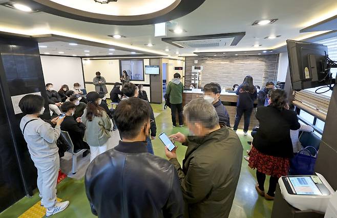 17일 오전 서울의 한 이비인후과 의원을 찾은 시민들이 코로나19 검사를 받기 위해 대기하고 있다. 연합뉴스
