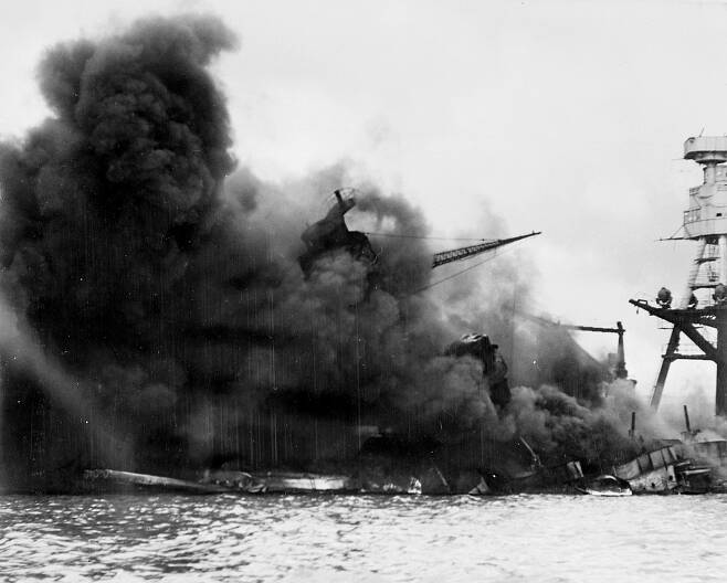 일본의 1941년 하와이 진주만 공습 - 1941년 12월 7일 일본의 진주만 공격 후 불타고 있는 USS 애리조나호(BB-39). 위키피디아