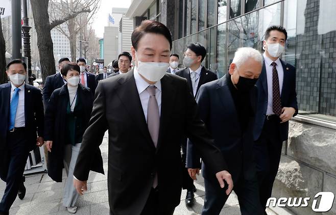 윤석열 대통령 당선인이 17일 서울 종로구 통의동 금융감독원 연수원에 마련된 집무실에서 점심을 먹기 위해 김한길 국민통합위원회 위원장, 장제원 비서실장, 김은혜 대변인과 함께 식당으로 이동하고 있다. 2022.3.17/뉴스1 © News1 국회사진취재단