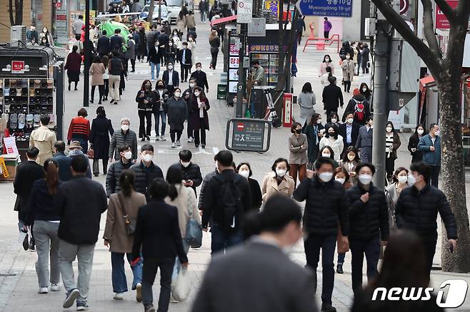 신종 코로나바이러스 감염증(코로나19) 확진자가 역대 최다를 기록하고 있는 가운데 사회적 거리두기 완화 전망이 나오면서 환영과 우려의 목소리가 동시에 나오고 있다. 2022.3.17/뉴스1 © News1 민경석 기자