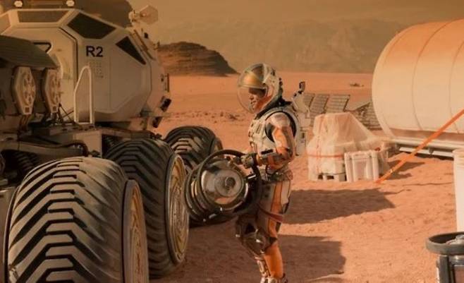 인류가 화성에서 살려면 대기가 지구와 달라서 우주복을 입고 생활해야 한다. 사진은 영화 '마션'의 한 장면./20세기 폭스
