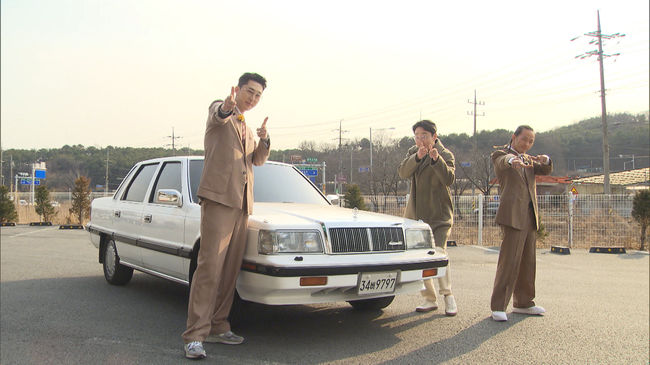 In Year-round live, Nam Hyons supercar to Sleepys old car is revealed.In KBS2 live broadcast Year-round live broadcasted at 10:10 pm on the 18th, we will meet Actor, the main character of We Falled, which deals with the rise and fall of the world-famous shared office Wearwalk, at Ahn Hyun Mos Zoom Turview.Then, Entertainment Weekly Cars, which introduces the number one old car of the prospective groom Sleepy, and KCM Broadcasting, which summons memories of the 20th and 30th generations and searches for the character bread that is scarce.Finally, it succeeded in a couple! To be a cupid of love, to a woman who runs a chart to recognize a star who made two beautiful people.We will give fun and laughter to viewers with various news prepared in Year-round live.Sleepy, known as Old Car Mania, found Entertainment Weekly CarsNam Hyun joon, who had a topic of 1.3 billion won in the last broadcast, also appeared and revealed a surprise relationship with Sleepy.The Daily Old Car of Sleepy, which is considered to be the number one car I want to buy when I come back from Korea, is really alive!From the grille to the bumper, side mirror, wheel, engine, etc. There was no place beyond his reach.How much did you get over it? I was surprised to find out the current market price, which was four times higher than the price at the time.There was also a common point between Super Car Nam Hyun joon and Old Car Sleepy, and you can see why you can not avoid the phone while driving.Next, KCM Broadcasting leaves Sammanri in search of character bread, which has attracted great response to 20 and 30 generations with the re-release of 16 years.I have failed to get the report (?) of KCM. Elementary school friends who have visited convenience stores starting from the stationery in front of the school.KCM, who has experienced Disruption of the Good personally, has had a question and answer session with the product manager for consumers who are frustrated with the scarcity phenomenon.Then, I found the last place I found with a hope of hope. The house of Tibu Seal Collector which has been collecting this year since 2006.It boasts a huge amount of band seals, and talked about this as the difference between Titbutibu seal before discontinuation and re-launched.As well as the honey tips to save character bread, a time trip to leave with the collector! The character bread, which has been resurrected and spawning in a long time, could have met the real thing.It will be released on the show.Finally, in The Woman Running the Chart, a star who claims to be a pinky cupid to connect a pair of men and women who fit well.From the star who made a couple who acted as a mischievous girl three times and presented exemplary examples of marriage, to the star who continued love with indirect confession when they could not confirm each other, and the star who kept secret love by watching the basic and the first popo network when they were dating!Who is the human Cupid who has topped all of this. You can check it on the show.Live broadcast Year-round live will be broadcast on KBS2 at 10:10 pm on the 18th.
