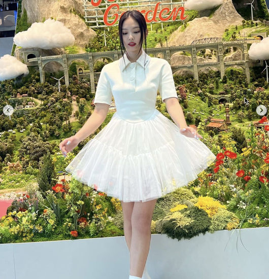 Group BLACKPINK Jenny Kim showed a fresh face with Spring.Jenny Kim posted a picture on her SNS on the 18th with an article entitled My Gentle Garden, which was finally opened.Jenny Kim flaunted her fairy face in a white dress - the charm of Jenny Kim, who showed her cute, innocent side, is felt in the picture.He showed off his intense eyes and boasted of the charm of reversal.It features a colorful side of Jenny Kim.Jenny Kim left for Paris, France, on May 5 to attend 2022 F/W Paris Fashion Week,