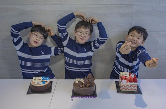 Recently, the online community where KBS 2TV entertainment program Superman is back fans gathered revealed the current status of Three Twins.The photo shows the Korean, Korean, and Hurray, who celebrated their 11th birthday, certifying the gifts of their fans.Three Twins draw hearts in front of cakes, while posing cute in gifts.The appearance of the three twins, which are so big, makes the hearts of those who have watched since childhood.The netizen who posted the photo said, We are shy, Korean, who seemed to be born with the idol gene, and our furray, who has certified the bottom of the sneakers as if it were indifferent.We are three lovely children who look really happy and happy even if they look at the pictures.I want to make Legoland by coding, but I have to do my homework first, so I can not make Legoland today and I decided to make it tomorrow, said the netizen. I also met three Twins to give a gift.The netizen who posted the video said, Korea Hurray is the fourth grade of elementary school this year, and the tallest Korean is 154cm, the Korean is 153cm, and the Korean is 152cm.I was a big girl, wasnt I?