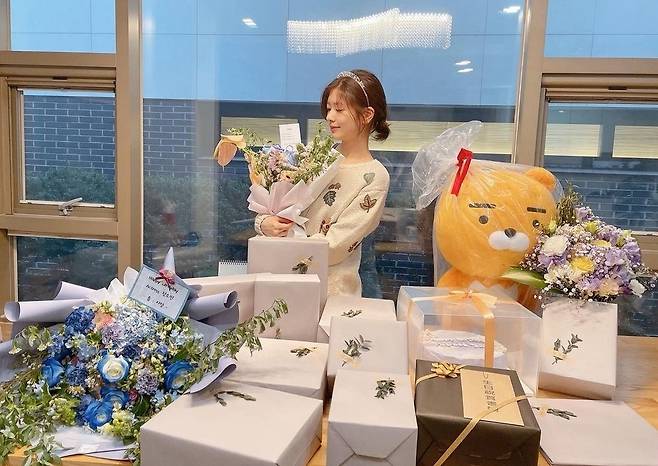 Jung So-min said through his instagram on the afternoon of the 18th, I do not know how to celebrate this birthday with too many people. Thank you all.I hope everyone is safe and happy. Jung So-min, who is in the public photo, is smiling at the bouquet of flowers surrounded by fans gifts. Jung So-min is also proud of her innocent beauty among many gift packages.On the other hand, Jung So-min chose TVN drama Hwang-Hon as his next work.