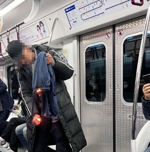 달리는 서울 지하철 1호선 열차 안에서 소지하고 있던 옷에 불을 붙인 50대 남성이 경찰에 붙잡혔다. ⓒ연합뉴스