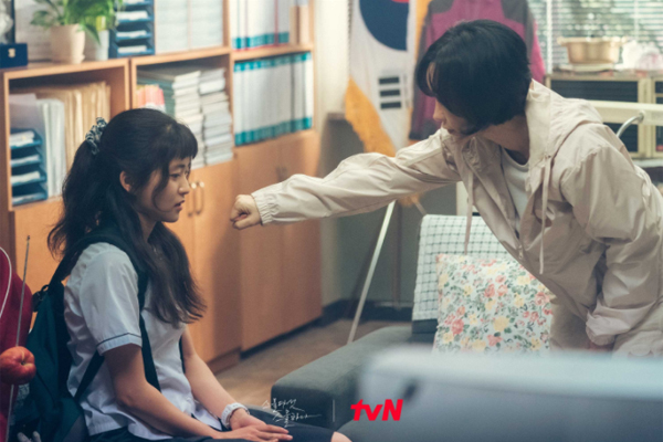 TVN weekend drama <Twenty 5, Twinty Hana> seems to be watching a video tape of the hot and hot moment as if it were eternal.It is not just the 90s, such as intentional 1990s theme songs, opening videos, subtitles, etc., like a kind of chitney.The screen quota shooter demonstrations, the red open car that was the same as the image of the Orange people, the PC communication secret friend reminiscent of <YouB Gatmail>, the pure comic <Full House>, the motif of Japanese sports comics, and the fashion of the 90s. The 90s is not a retro and memorable exhibition hall, but a comic space that depicts a different world that is out of reality.Unlike the series of Respond, which uses the rich reality through the high-end as an axis of fun, it is the 90s. The focus is not on reminiscing memories or novelties about those days, but on restoring the sensitivity of the so-called trendy dramas.Especially, while watching the planned beach school trip of 10 episodes, the legendary trendy drama <Feeling> 6 of the 90s came to mind.Son Ji-chang, Kim Min-jong, Ryu Siwon, Lee Jung-jae, Yvonne, Lee Jae-eun, Woo Hee-jin, etc. All of the main cast members of the drama, which is the best youth star of the day and rising star,In fact, it is a setting that does not need to be set in the development of the drama, but it was a bonus video for viewers who gathered colorful actors in front of cool sea, waves and bonfires, and it was a place of emotional expression for the next development of characters with mixed love.Likewise, in , we enjoy the water in the open seaside, the feelings of love deepen, share the pain that we did not know, and approach each other one step by step.A sort of deviation sequence is typical of youth in those days, when youths sitting side by side in front of the open sea at dusk, reddish, say, Why cant we live?This summer is free, this is lion, this summer is ours! And pledges eternity and unadorned the sensibilities of the 90s.But it is not at all rustic, childish, or sick, and in some ways it is familiar and obvious, and even those who are not in a position to engage in youth romance make the metronomic in Chest fluctuate with a fast beat.The 90s fashion and vintage, such as Marte France and Gerber, Prospex, Notika, and Elese, returned to the fashion trend of the 2020s, but it is not accepted as fashion to take out clothes from those days that were somewhere beyond the wardrobe.Likewise, Twenty Five, Twenty One does not just make the 90s a landscape or background.It succeeded in renewing with the sensitivity of todays emotions, using the charm of old emotions that can be said to be typical.In his previous work, Enter the Search Words www., Kwon Do-eun, who focused on their friendship and competition with attractive female characters, reverses the stereotypical gender role of youth, romantic, and distributes plots focused on the love lines of male and female protagonists.First, the development of the drama and the main plot are developed as the central axis of the achievement of Kim Tae-ri.Baek Yi-jin (Nam Joo-hyuk), the male protagonist, is four years old, but it is an equal relationship that speaks against each other. Even the Kidari uncle or the foreign car ride is not the chief, but the IMF is a kind of candy that has to be built up and built.Women also play adult roles in the drama, including Hee-dos coach Yang Chan-mi (Kim Hye-eun) and Na Hee-dos mother Shin Jae-kyung (Seo Jae-hee).The device that guarantees the dramas refreshing atmosphere rather than the love line between two men and women is a kind of friendship community that characters form.How much you want to belong to them and how much you want to watch are much more important to create an atmosphere than the romance line of the main actors.In this regard,  carefully depicts the Friends who form a similar family as a person with a complex emotion and a remady as much as the heros joy, not a folding screen.Just as Na Hee-do of the one-mother is suffering from a frustrated prospect and a conflict with her mother, she lives with her own problems and pain as in those days.In addition to being the first in the school, the head of the school, Um Chin-ah Ji Seung-wan (Lee Joo-myung), runs The Pirate Movie Broadcasting, which voices the issue of the institutional rights, and has an in-school azit.Moon Ji-woong (Choi Hyun-wook), the most popular son on campus, is suffering from divorce by his parents, who were unusual at the time.The pinnacle of this meticulous character is the late Yu Rim (Ji Yeon Kim).Generally, it is the position of Bona villain as Bona growth remady in triangular relationship. It is a three-dimensional figure with all the arrogance, self-righteousness, inferiority, compassion, and reflection in the top position.In addition, it also digests the sub-meloline named Na Hee-do and Friendship, which is interesting that each story has its own story but does not focus on the shade in character build-up.I dont know yet whether its a Youth Suspect strategy for the last shock reversal, like the High Kick series, or a choice that twists out existing genre codes like Sinpa and Conflict, but its a good idea to enjoy high purity.Especially, this refreshingness bursts coolly in the casting of the characters and the performances of the actors.Characters in the drama also grow, but one of the reasons why this drama is special is that Actors can grow together.Kim Tae-ri, who has already shown outstanding performances in various works, once again emits a jewel-like presence through this drama.Many of the leading actors who can take on the title roll often build their own castle and stay in it, no matter what role they take, and Kim Tae-ri is a very special actor in that he always creates roles.This time, I also confirmed a wide range of acting spectrum that leads the drama with acting and face tailored to the character of a pure youthful high school girl.Nam Joo-hyuk doesnt need acting like he doesnt need rainbows; all the charms of Nam Joo-hyuk we know are projected into the character.Although he was sometimes pointed out for his acting skills, he grew up as an actor who created a perfect fit character for himself and created an atmosphere of drama.It is the most alive and attractive of the acting and characters he has shown so far.Ji Yeon Kim, well known as the space girl Bona, is the discovery of the year.Most of the acting activities have been played as enlightening characters, but under the elegant atmosphere of the elegant mask, they have revealed a lot of emotions in three dimensions and have made a perfect performance result that is imprinted on the public with their roles while persuasive and lovingly digesting the difficult characters that do not lose their charm.The character Yu Rim, played by Ji Yeon Kim, is one of the most interesting and attractive characters in the youth sub-margins I have seen.Since the start of Boni broadcasting, Nam Joo Hyuk, Kim Tae-ri and Ji Yeon Kim have always been named together in the top five drama performers in the topical index survey.The reason why this drama is loved as a lovely and beautiful youthful water seems to be familiar and obvious, but it is very new in the way that each character and the build-up method of twisting the genre cliche are very new.From OTT to terrestrial broadcasting, from drama to entertainment, in the era of romance, <Twenty 5, Twinty Hana> is a big love.I am familiar, fresh, and I can confirm the frame of growth, so the refreshment is not volatile and returns to the afterlife.Since its first broadcast on the 12th of last month, it has not missed the first place in the same time zone, and has been ranked # 1 in the drama category for more than five weeks.It is the result of creating a sensibility and atmosphere that transcends the times and generations by adding variations to the actors performances, beautiful faces, familiar Remadys framework and sensitivity.Is this just a moment for those who are hurting and hurting but growing up?columnist Kim Kyo-seok