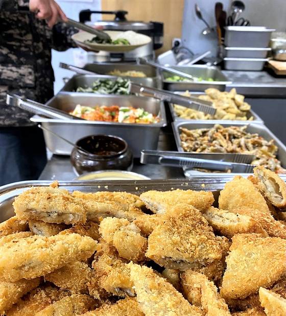 서울 서대문구 홍제동의 '더맛있는집밥'은 6000원짜리 한식뷔페를 내놓는다. 근처 건설 현장의 근로자들과 회사원들은 메뉴 고민 없이 후딱 먹고 갈 수 있다며 애용하고 있다. 김홍준 기자