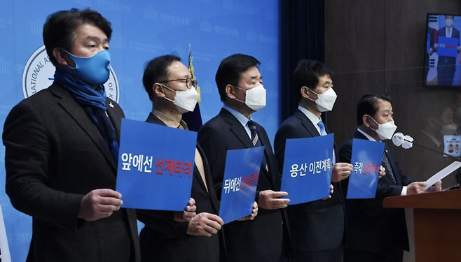 더불어민주당 국방위원회 위원들이 17일 오후 국회 소통관에서 '대통령 집무실 국방부 청사 이전 추진' 관련 기자회견을 열고 용산 이전 계획을 즉각 철회할 것을 촉구하고 있다. 왼쪽부터 기동민, 홍영표, 김진표, 김민기, 김병주 의원. / 사진=연합뉴스