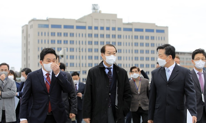 권영세 대통령직인수위원회 부위원장을 비롯한 인수위원들이 18일 오후 새 대통령 집무실 후보지인 서울 용산구 국방부 청사를 둘러보고 있다. / 사진=연합뉴스