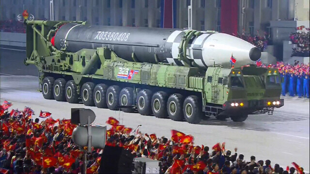 북한이 지난 2020년 10월 10일 노동당 창건기념일에 공개한 신형 대륙간 탄도미사일(ICBM)의 '화성-17'형의 모습. 북한은 올해 2월 27일과 3월 5일에 해당 미사일 체계 시험을 위한 고각발사를 감행했다. /연합뉴스-조선중앙통신