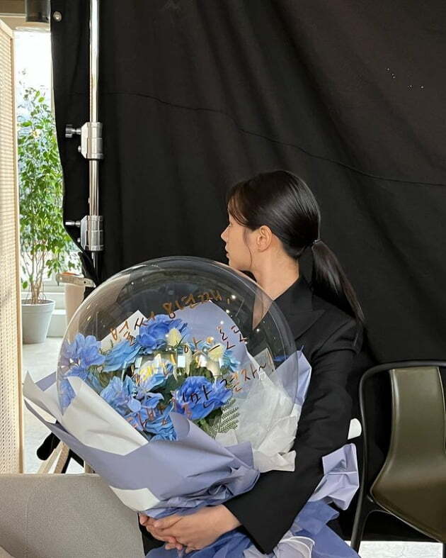 Actor Hyeri shared his daily life.On the 20th, Hyeri posted three photos on his instagram with an article entitled 8 years.In the photo, Hyeri is holding a large balloon flower bouquet, which is surprised to see a large balloon flower bouquet.In addition, Hyeri sticks her lips out to the camera and draws attention. Girls Day actor Sojin commented, It is great.On the other hand, Hyeri appeared in the drama Thinking of the Moon when it blooms last month.