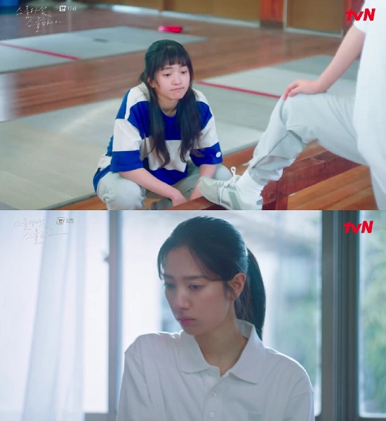 In TVN Twenty Five Twinty One broadcast on the 20th, Shin Jae-kyung (Seo Jae-hee) and Kim Tae-ri were shown talking about college entrance examination.In the car, Shin Jae-kyung told Na Hee-do, Lets come to see my dad often in the future, I will have time.After that, Shin Jae-kyung asked Na Hee-do, What happened to the entrance examination, is it exempting the tuition fee? And Na Hee-do said, Yes. But I just want to go to the unemployment team.I hope its the same team as Yu Rim, he replied.Shin Jae-kyung said, What kind of unemployment team is the unemployment team or you are not going to college?Na Hee-do replied, The body is just exempt from tuition fees. Shin Jae-kyung said, Do not laugh, money is a problem now.I do not think I will make a living after I quit fencing when I leave college. Why is it so short? Nahee also said, I have a short idea. I will continue to quit fencing.In the gym, Na Hee-do asked Go Yu Rim (Bona) Do you want to go to the gym, can you get a full scholarship? and Go Yu Rim said, Schools and salaries are not comparable.I have to make money quickly. But you are going to go to the gym. Na Hee-do said, I just want to go to the unemployment team and make money, but my mother tells me to go to the gym.But I do not have to look at the SAT to go to the gym, said Yu Rim, and Na Hee-do said, I have to hit more than 80 points.I am 80 out of 400, how do you fit? And Na Hee-do said, I have to solve the Korean language. When do you read all the funny fingerprints?Photo: TVN broadcast screen