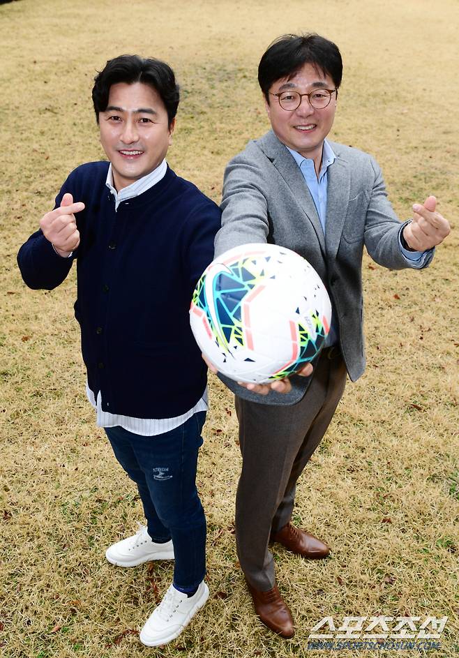 2002 월드컵 역전의 용사 황선홍 감독 -안정환 해설 위원 양재동=최문영 기자 deer@sportschosun.com