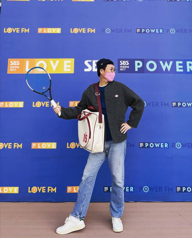 Comedian Kim Young-chul reveals his love for tennisOn the morning of the 21st, Kim Young-chul posted a picture on his instagram with an article entitled I have # Tennis Lesson in the afternoon, Buy My Racket, Not for Practice.My brother said he was good at that second lesson, he said. Until Nadal saw it.Kim Young-chul in the public photo poses with a tennis racket in his bag in the photo zone in front of SBS building.His neat attire and tennis racket, which boasts a unique fashion sense, are in exquisite harmony.Meanwhile, Kim Young-chul, who was born in 1974 and is 48 years old, recently published an essay Crying and Laughing.Photo: Kim Young-chul Instagram