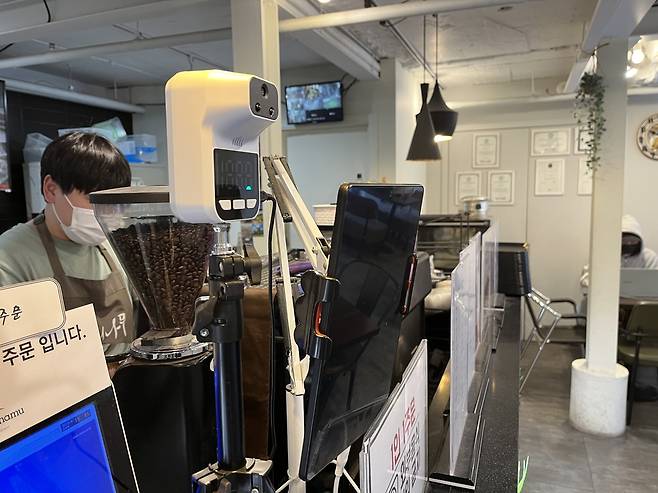 '애물단지' 전락한 QR 방역패스 기기 (서울=연합뉴스) 김윤철 기자 = 서울 광진구의 한 카페 카운터에 전원이 꺼진 상태로 방치된 방역패스 'QR인증' 용도 태블릿PC. 2022.3.21
newsjedi@yna.co.kr