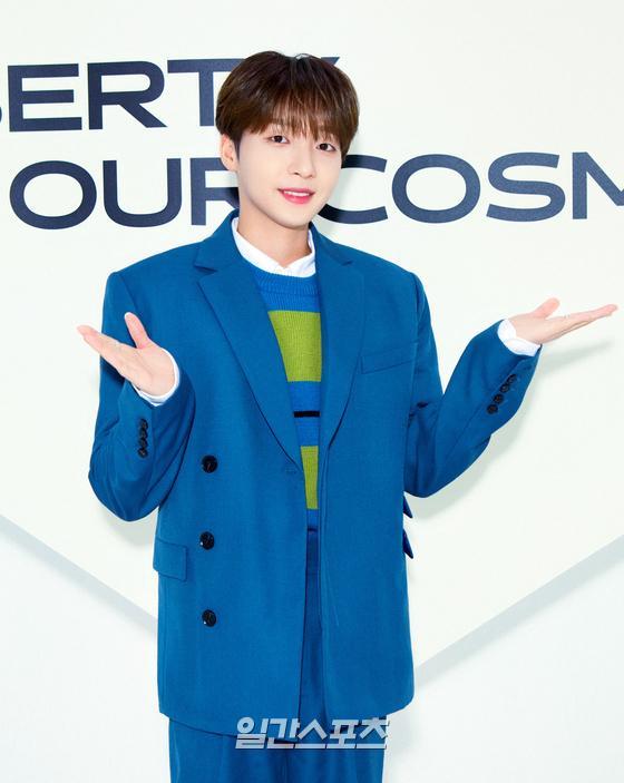 Group Cravity (CRAVITY) conducted a showcase online to commemorate the release of its regular album Part 2 LIBERTY: IN OUR COSMOS (Liberty: In Hour Cosmos) on the afternoon of the 22nd.Singer Jeong Se-woon, who plays MC, poses in photo time.